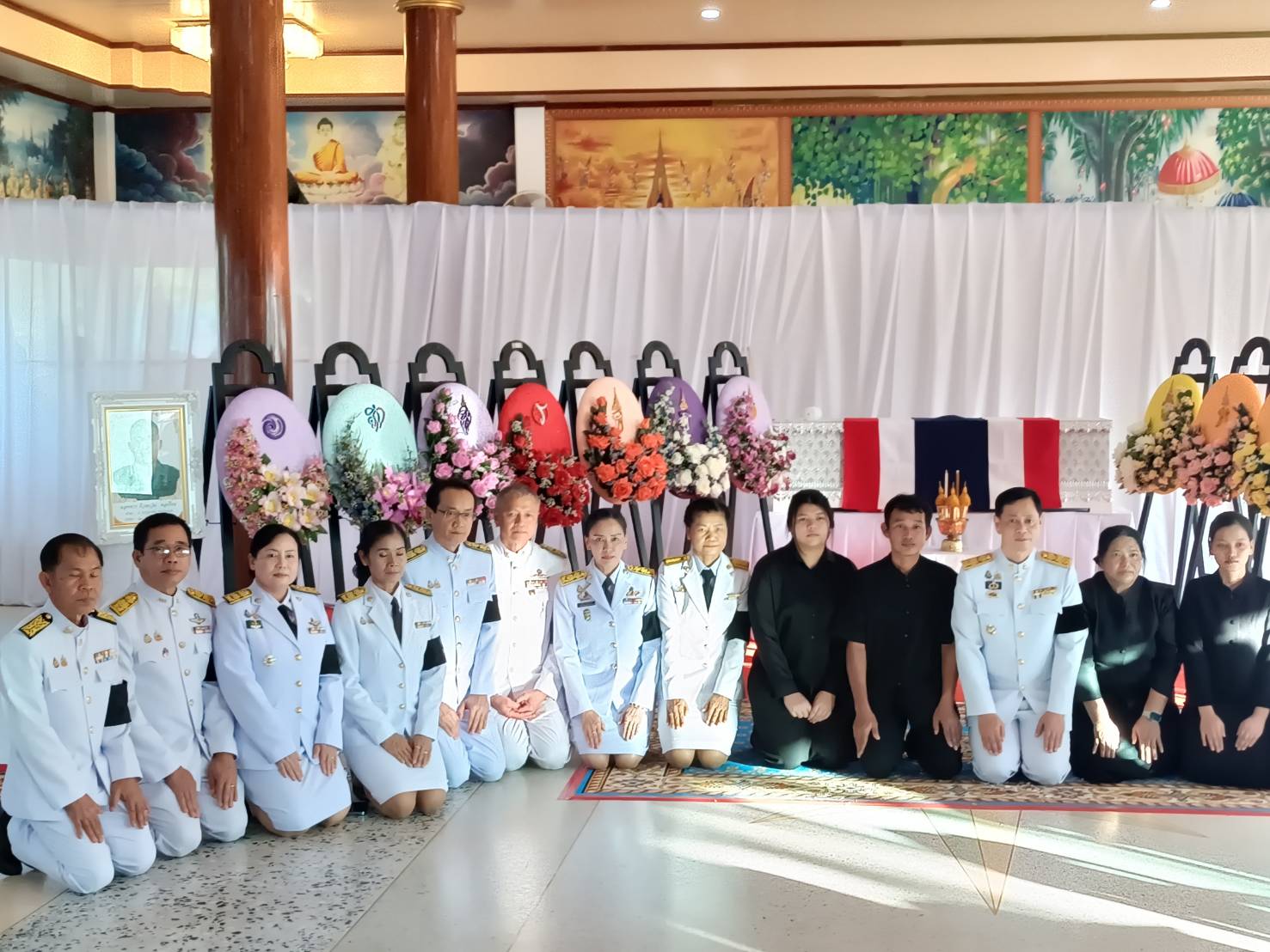 title - พระบาทสมเด็จพระเจ้าอยู่หัว พระราชทานน้ำหลวงอาบศพ และพวงมาลาพระราชทาน ไปวางที่หน้าหีบศพ พลทหารทิวตะวัน พลเยี่ยม วีรบุรุษผู้ปกป้องอธิปไตยชาติ